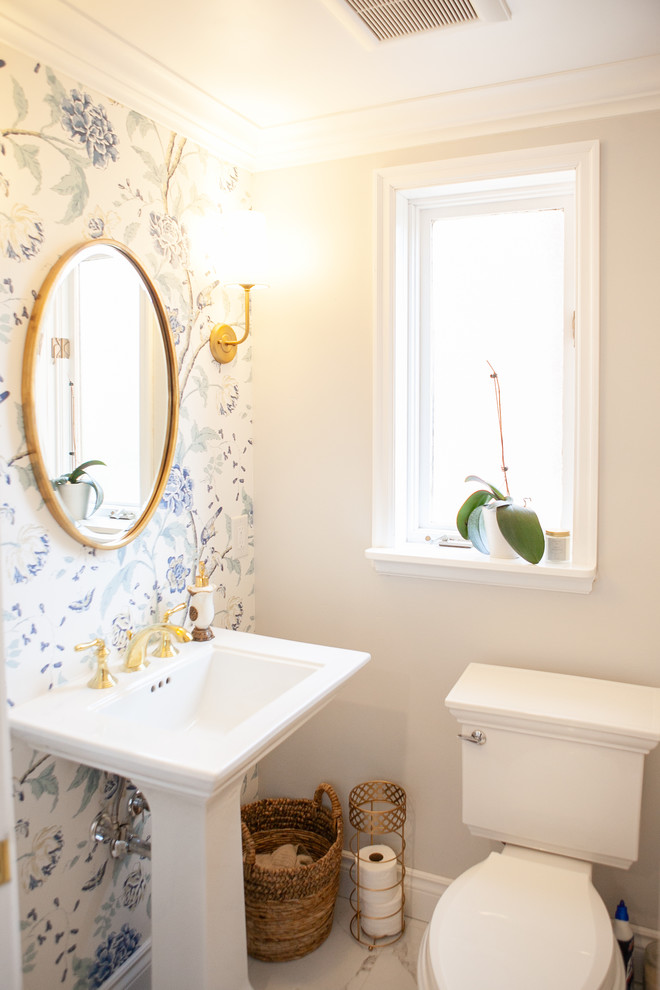 Kleine Klassische Gästetoilette mit Wandtoilette mit Spülkasten, beiger Wandfarbe, Marmorboden, Sockelwaschbecken und grauem Boden in Toronto