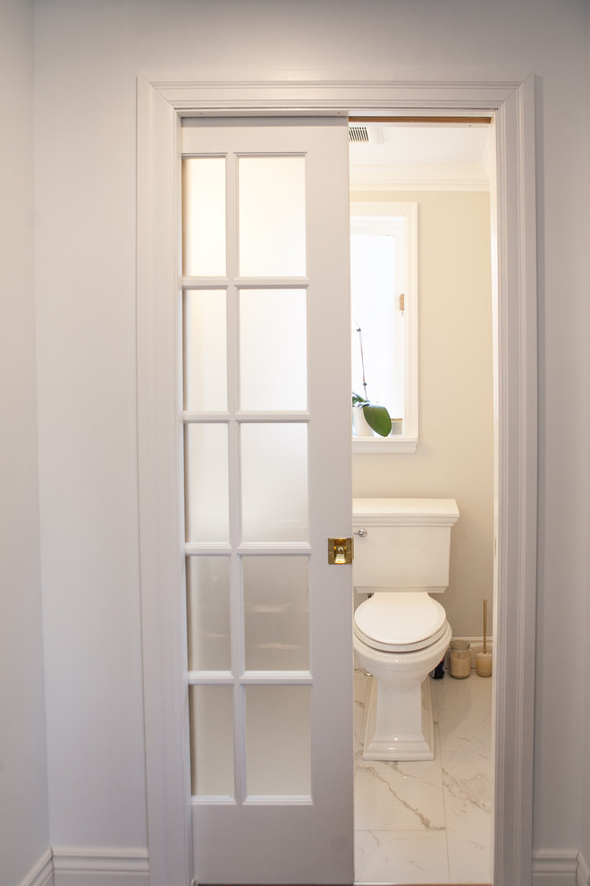 Idee per un piccolo bagno di servizio chic con WC a due pezzi, pareti beige, pavimento in marmo, lavabo a colonna e pavimento grigio
