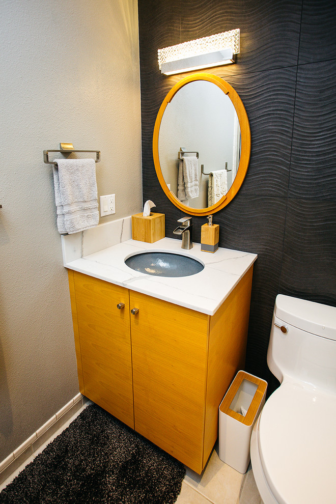 Kleine Moderne Gästetoilette mit hellen Holzschränken, Toiletten, schwarzen Fliesen, weißer Wandfarbe, Keramikboden, Unterbauwaschbecken, weißem Boden, weißer Waschtischplatte und schwebendem Waschtisch in Portland