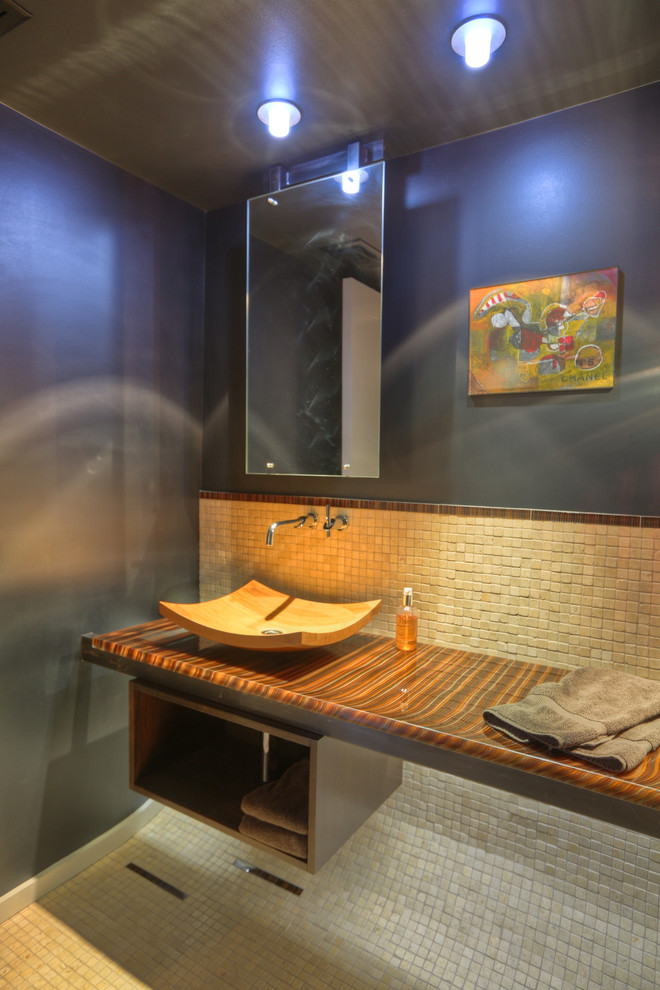 Exemple d'un WC et toilettes moderne de taille moyenne avec un carrelage beige, un carrelage marron, un carrelage de pierre, un mur gris, un sol en calcaire, une vasque, un plan de toilette en onyx, un sol beige et un plan de toilette multicolore.