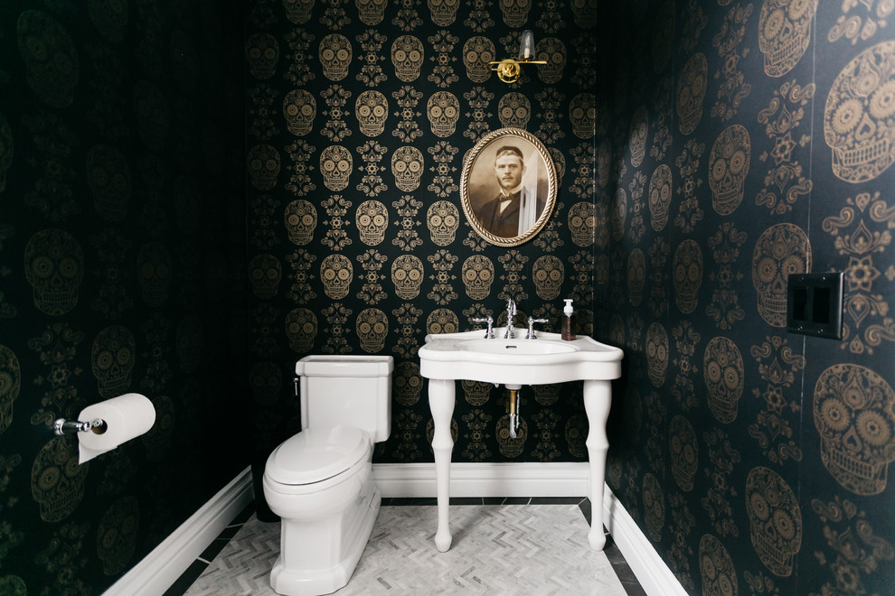 Bild på ett vintage toalett, med flerfärgade väggar, ett konsol handfat och grått golv