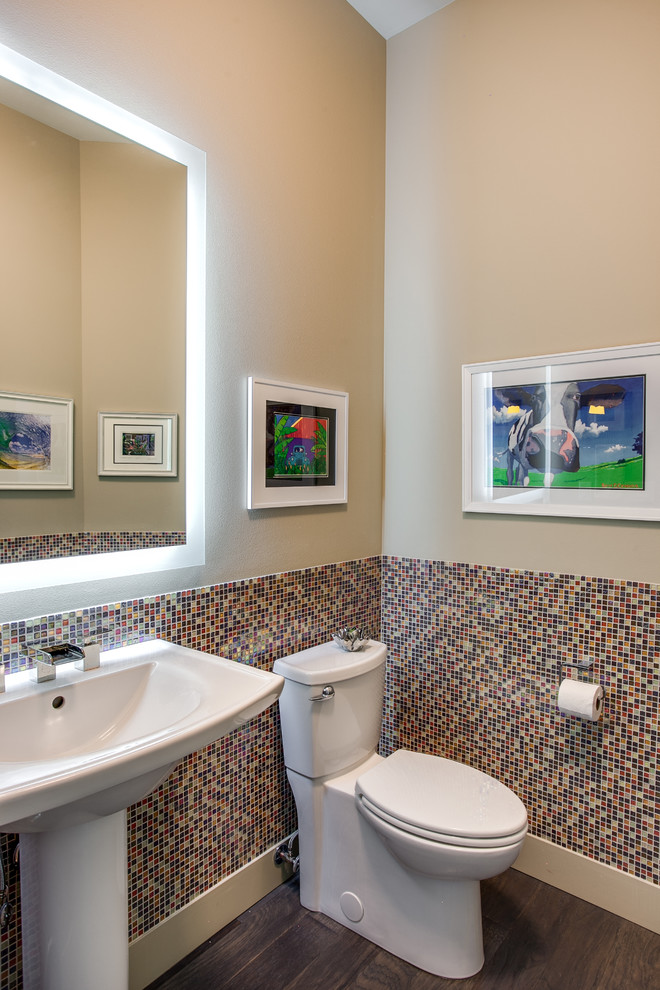 Mittelgroße Moderne Gästetoilette mit Sockelwaschbecken, Wandtoilette mit Spülkasten, beiger Wandfarbe, dunklem Holzboden und Mosaikfliesen in Seattle