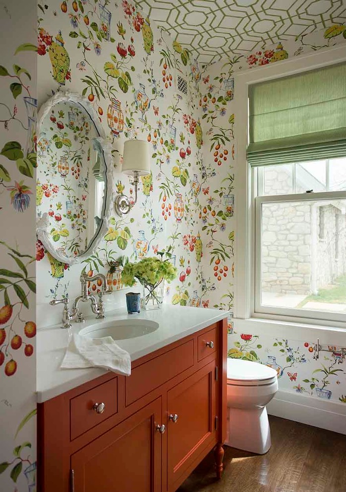 Idéer för mellanstora vintage toaletter, med orange skåp, marmorbänkskiva, flerfärgade väggar, ett undermonterad handfat, mörkt trägolv och luckor med profilerade fronter