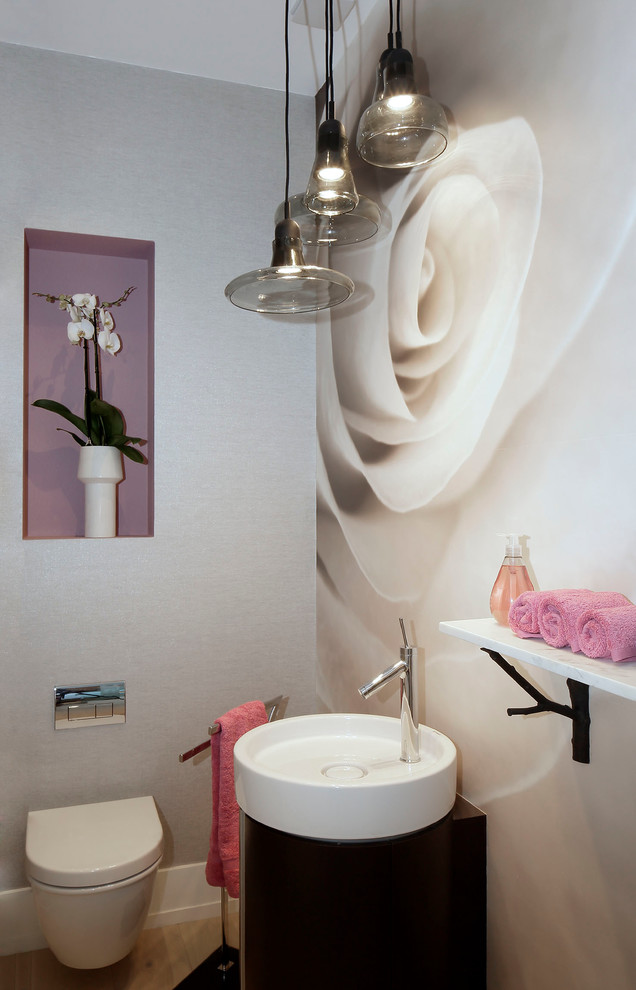 ロンドンにあるコンテンポラリースタイルのおしゃれなトイレ・洗面所の写真