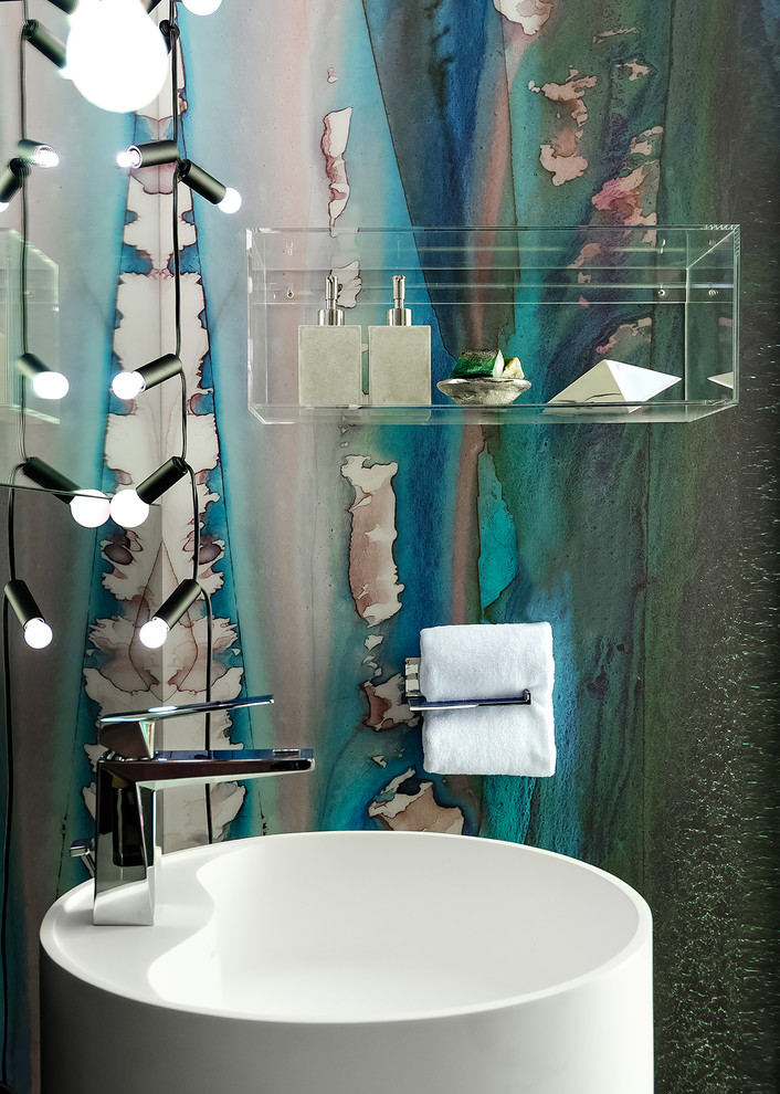 Foto på ett funkis toalett, med flerfärgade väggar