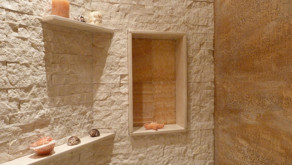Immagine di un bagno di servizio mediterraneo di medie dimensioni con ante lisce, ante in legno scuro, WC a due pezzi, piastrelle beige, piastrelle in pietra, pareti beige, pavimento in marmo, lavabo a bacinella e top in marmo
