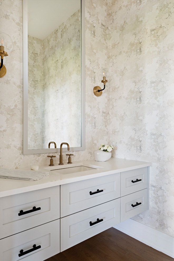 Inredning av ett lantligt vit vitt toalett, med skåp i shakerstil, grå skåp, flerfärgade väggar, mörkt trägolv, ett undermonterad handfat och brunt golv