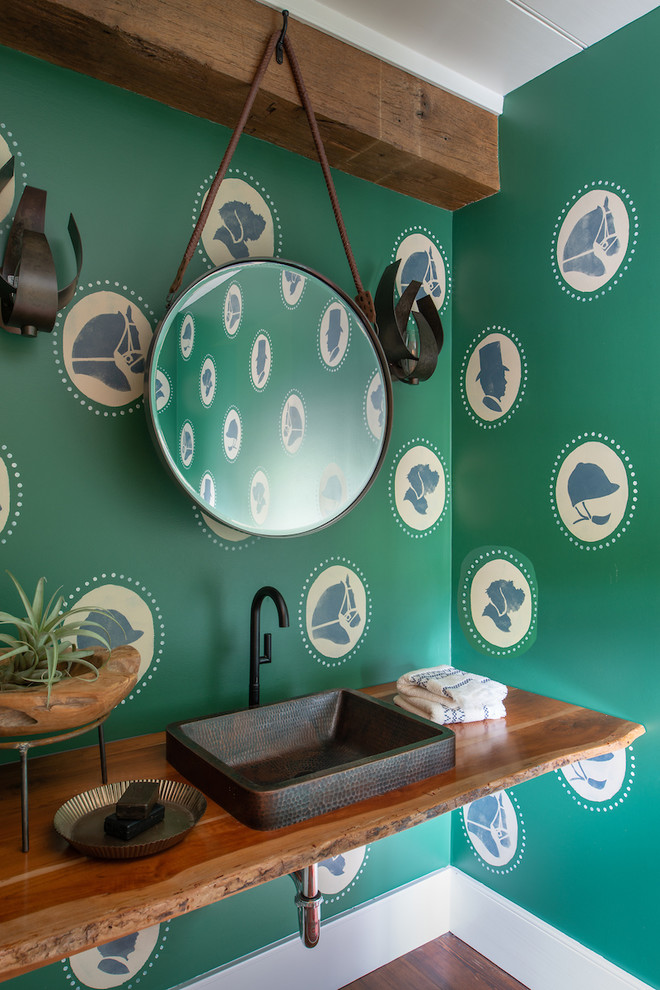 Landhausstil Gästetoilette mit grüner Wandfarbe, dunklem Holzboden, Aufsatzwaschbecken, Waschtisch aus Holz, braunem Boden und brauner Waschtischplatte in Philadelphia