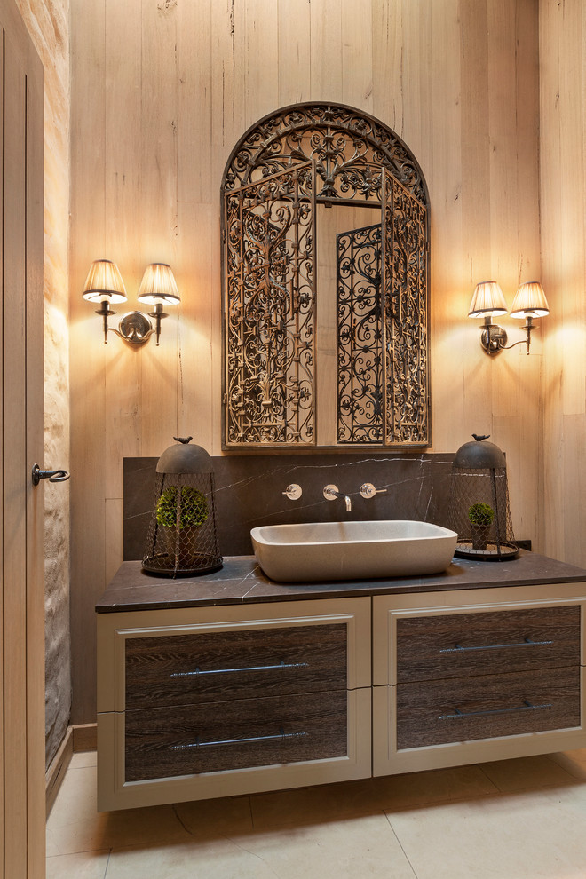 Idee per un bagno di servizio country di medie dimensioni con consolle stile comò, ante in legno scuro, lavabo a bacinella e top in marmo