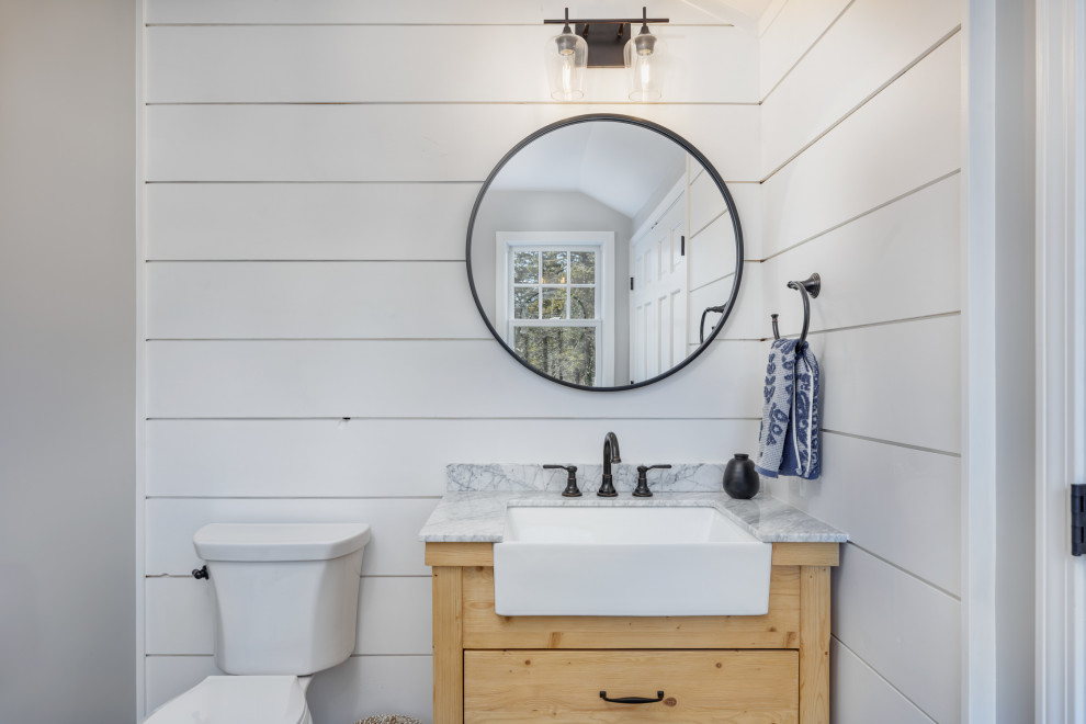 Immagine di un piccolo bagno di servizio con ante in legno chiaro, WC a due pezzi, piastrelle grigie, pareti grigie, pavimento in gres porcellanato, top in marmo, pavimento grigio e top multicolore