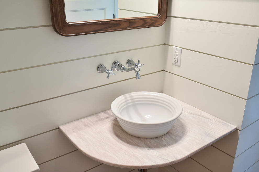 Cette image montre un WC et toilettes rustique de taille moyenne avec un mur blanc, une vasque et un plan de toilette beige.