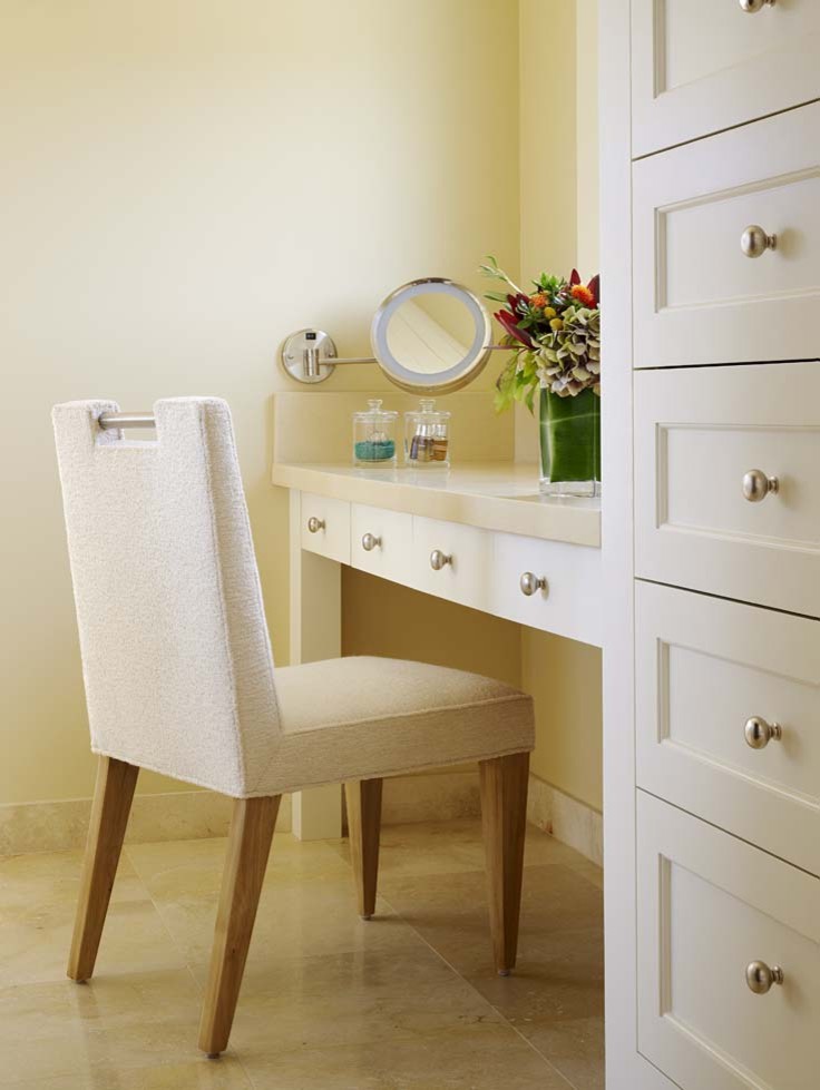 Ejemplo de aseo campestre con armarios estilo shaker, puertas de armario blancas, suelo de baldosas de porcelana y suelo beige