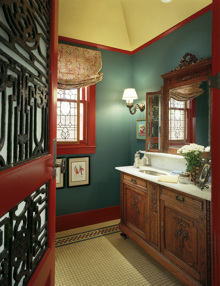 На фото: туалет в стиле кантри с врезной раковиной, фасадами островного типа и темными деревянными фасадами