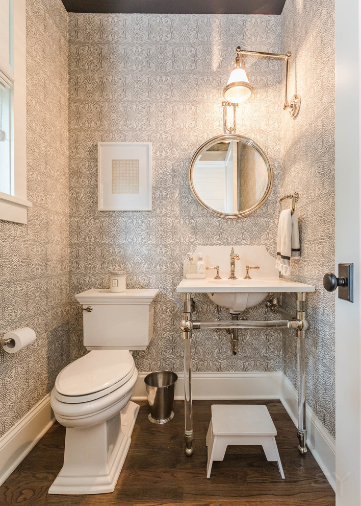 Foto di un bagno di servizio country di medie dimensioni con WC a due pezzi, parquet scuro, lavabo a consolle, nessun'anta, pareti grigie e pavimento marrone