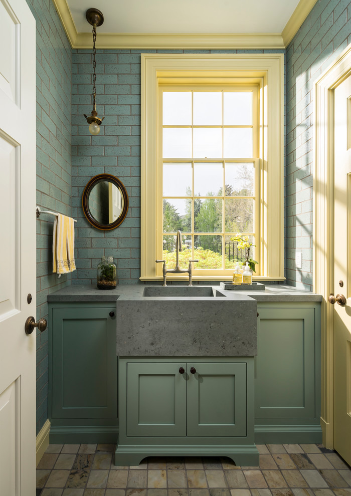 Стильный дизайн: туалет в классическом стиле с фасадами в стиле шейкер, зелеными фасадами, плиткой кабанчик, монолитной раковиной, столешницей из бетона, разноцветным полом, бежевой плиткой и синей плиткой - последний тренд
