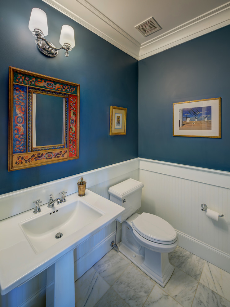 ワシントンD.C.にあるお手頃価格の小さなトランジショナルスタイルのおしゃれなトイレ・洗面所 (分離型トイレ、青い壁、大理石の床、ペデスタルシンク、白い床) の写真