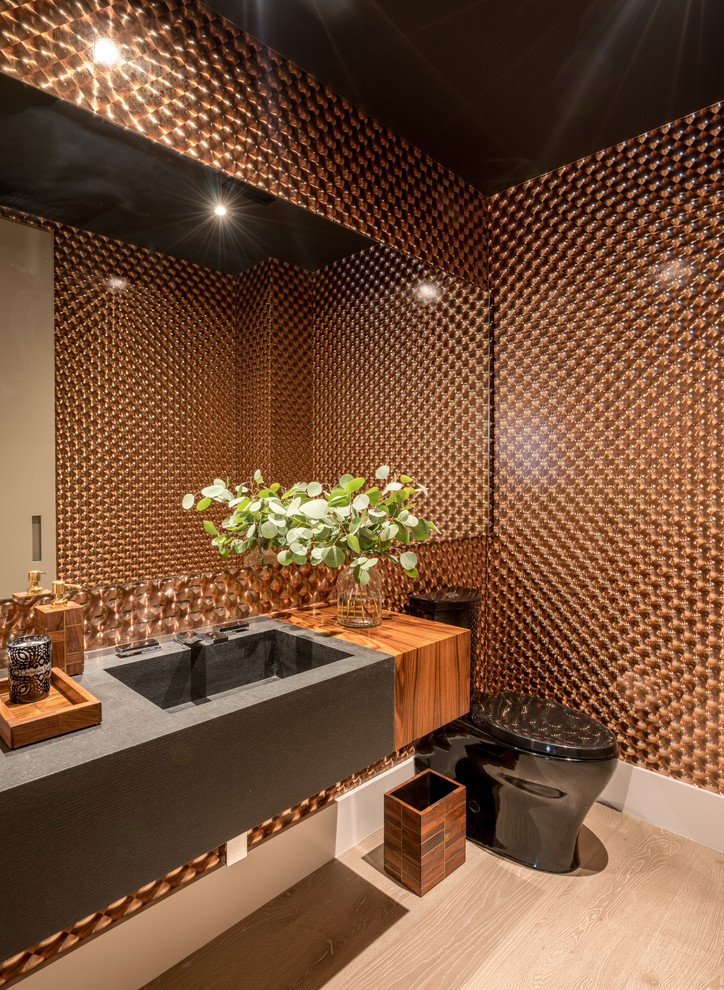 Foto di un piccolo bagno di servizio design con parquet chiaro, lavabo integrato e pavimento beige