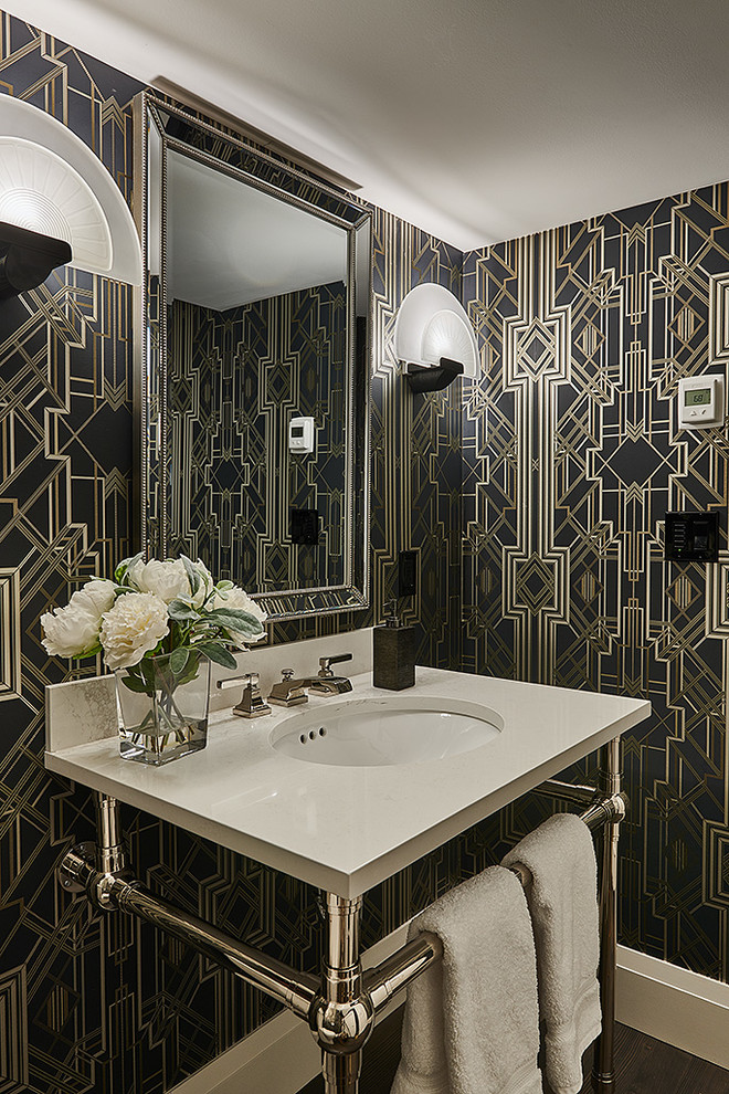 Imagen de aseo clásico renovado pequeño con paredes multicolor, lavabo tipo consola y suelo marrón