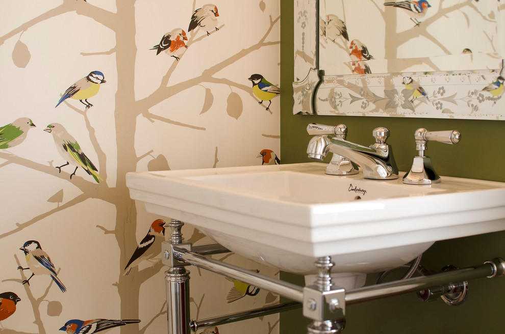 Große Stilmix Gästetoilette mit Toilette mit Aufsatzspülkasten, grüner Wandfarbe, braunem Holzboden und Waschtischkonsole in Melbourne