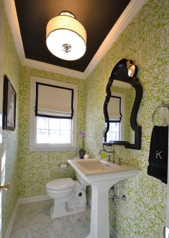 Стильный дизайн: туалет в современном стиле с раковиной с пьедесталом - последний тренд