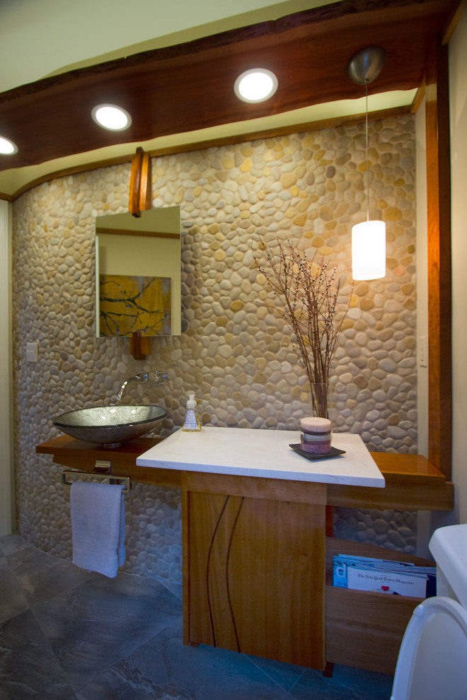 Exempel på ett stort modernt toalett, med luckor med infälld panel, vita skåp och ljust trägolv