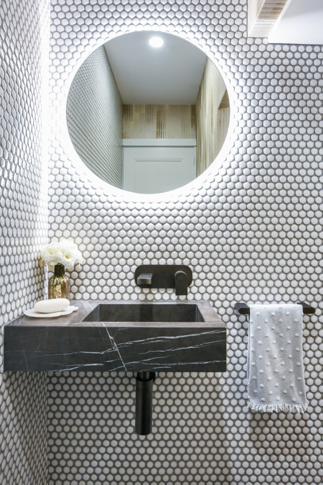 Inspiration för små moderna svart toaletter, med svarta skåp, vit kakel, mosaik, vita väggar, ett väggmonterat handfat, marmorbänkskiva och öppna hyllor