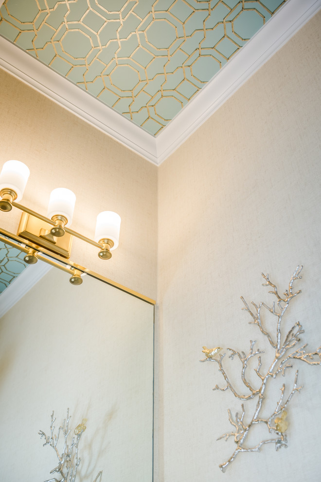 Kleine Klassische Gästetoilette mit Wandtoilette mit Spülkasten, blauen Fliesen, blauer Wandfarbe, braunem Holzboden und braunem Boden in Cincinnati