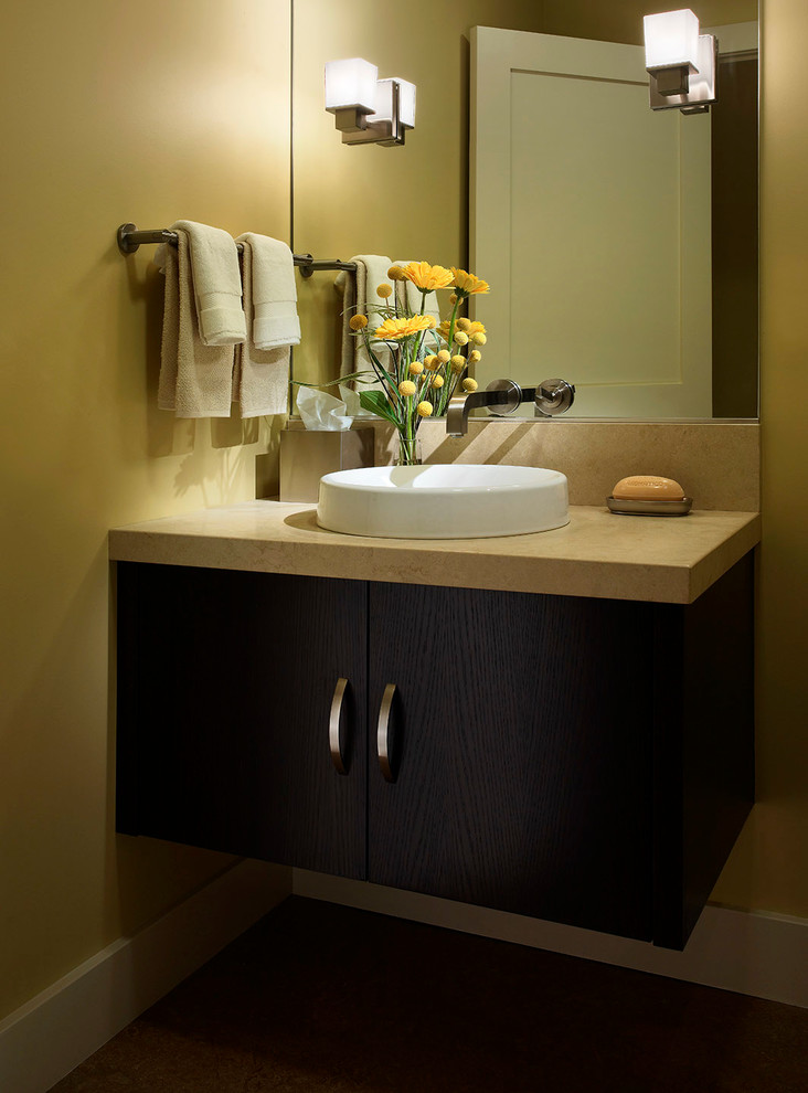 Exemple d'un WC et toilettes craftsman en bois foncé de taille moyenne avec un placard à porte plane, un mur beige, une vasque, WC séparés, un sol en linoléum, un plan de toilette en quartz modifié, un sol beige et un plan de toilette beige.