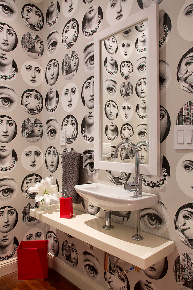 サンフランシスコにあるコンテンポラリースタイルのおしゃれなトイレ・洗面所 (壁付け型シンク) の写真