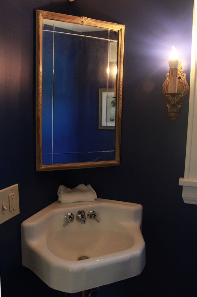 Inspiration pour un petit WC et toilettes traditionnel avec WC séparés, un mur bleu, un sol en bois brun, un lavabo suspendu, un sol marron, un plan de toilette en surface solide et un plan de toilette blanc.
