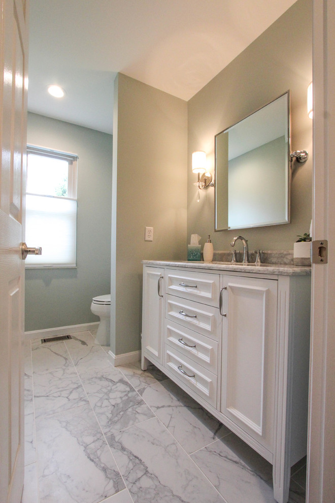 Inspiration för klassiska grått toaletter, med luckor med infälld panel, vita skåp, gröna väggar, klinkergolv i porslin, marmorbänkskiva och grått golv