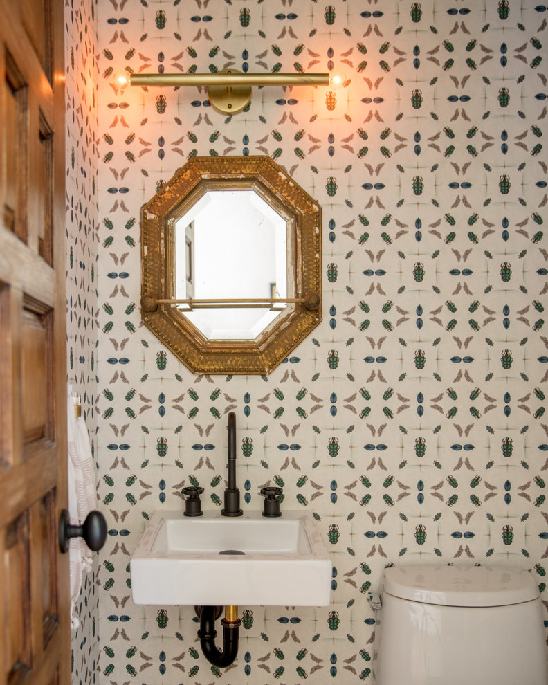 Idéer för ett medelhavsstil toalett, med beige väggar och ett väggmonterat handfat