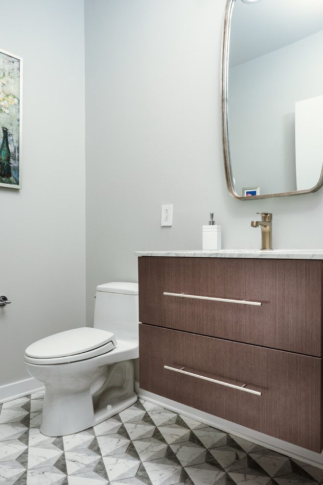 Immagine di un piccolo bagno di servizio minimalista con ante lisce, ante in legno bruno, WC a due pezzi, pareti grigie, pavimento con piastrelle in ceramica, lavabo sottopiano, top in marmo, pavimento grigio e top bianco