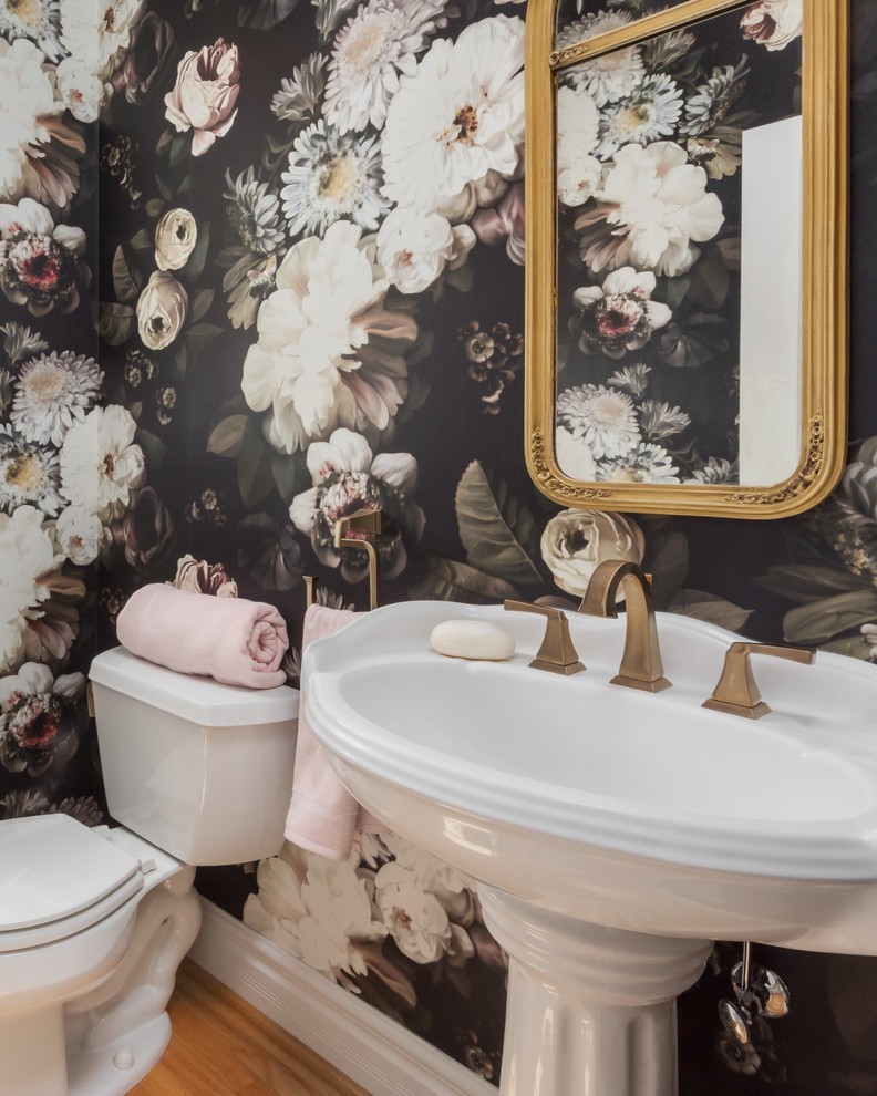 Свежая идея для дизайна: огромный туалет в классическом стиле с розовыми стенами, паркетным полом среднего тона, раковиной с пьедесталом и коричневым полом - отличное фото интерьера