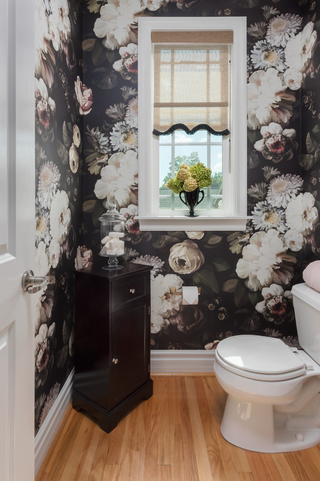Geräumige Klassische Gästetoilette mit rosa Wandfarbe, braunem Holzboden, Sockelwaschbecken und braunem Boden in St. Louis