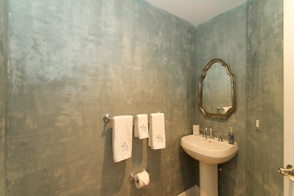 Immagine di un piccolo bagno di servizio contemporaneo con lavabo a colonna, WC a due pezzi, pareti grigie e pavimento in gres porcellanato