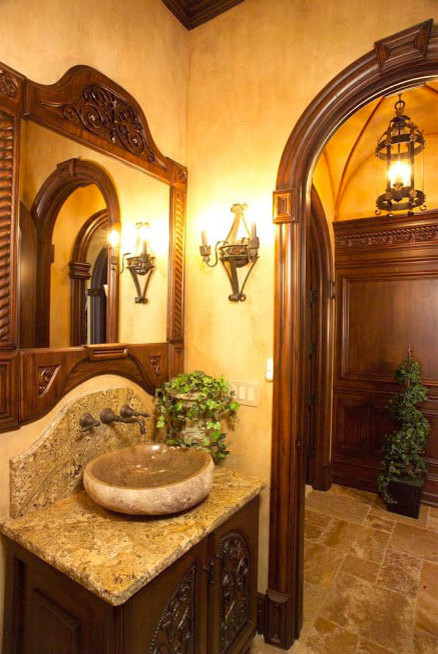 Immagine di un piccolo bagno di servizio vittoriano con ante con bugna sagomata, ante in legno bruno, pareti marroni, pavimento con piastrelle in ceramica, top in granito e pavimento beige