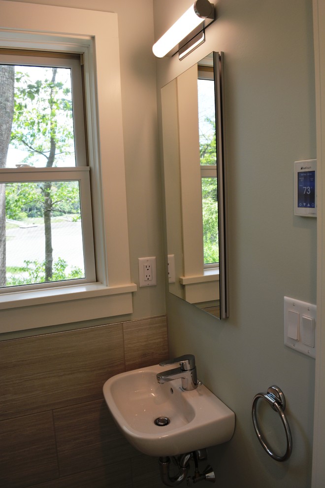 Kleine Nordische Gästetoilette mit Wandwaschbecken in Portland Maine