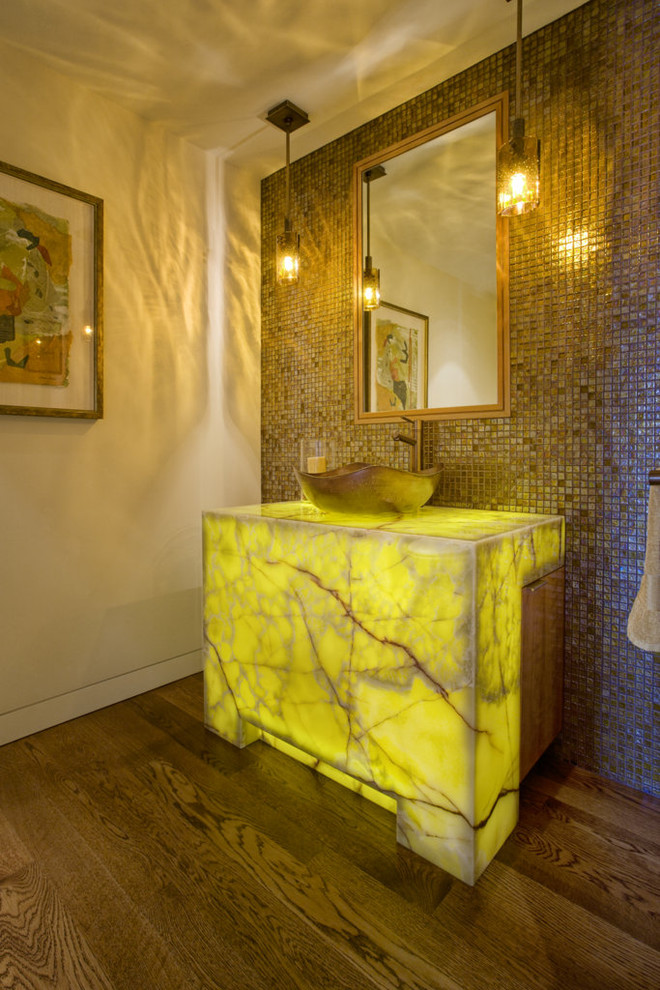 Ispirazione per un bagno di servizio contemporaneo con top in onice, piastrelle grigie, pavimento in legno massello medio e lavabo a bacinella