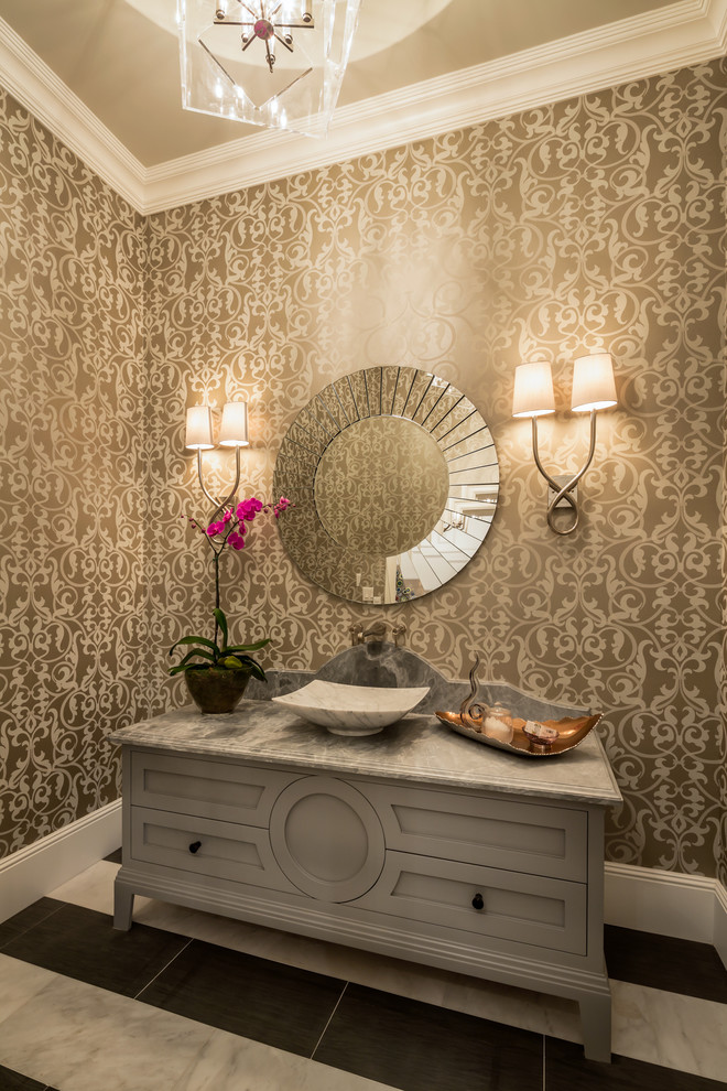 ロサンゼルスにあるトラディショナルスタイルのおしゃれなトイレ・洗面所 (家具調キャビネット、グレーのキャビネット、茶色い壁、ベッセル式洗面器、マルチカラーの床) の写真