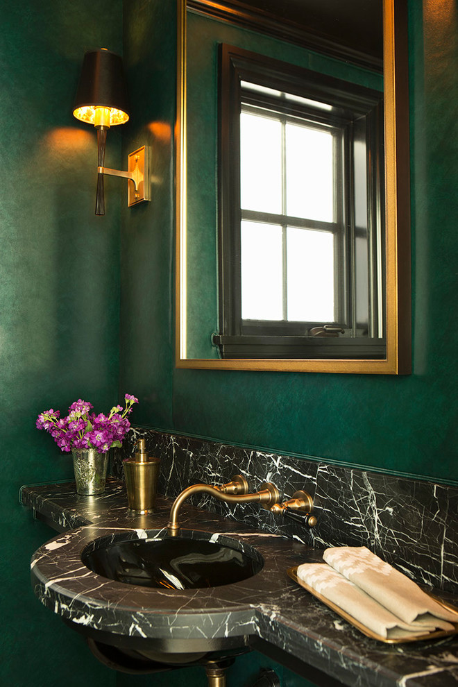 Свежая идея для дизайна: туалет среднего размера в морском стиле с зелеными стенами, врезной раковиной и мраморной столешницей - отличное фото интерьера