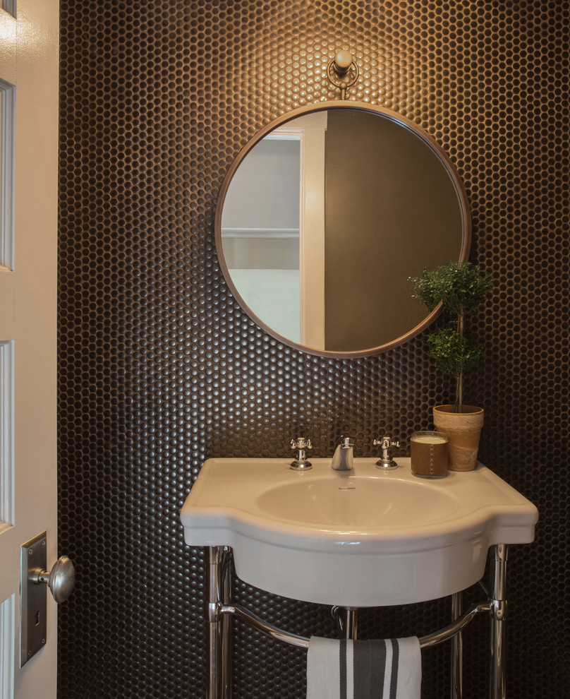シカゴにある高級な小さなトラディショナルスタイルのおしゃれなトイレ・洗面所 (茶色いタイル、メタルタイル、茶色い壁、濃色無垢フローリング、ペデスタルシンク、茶色い床) の写真
