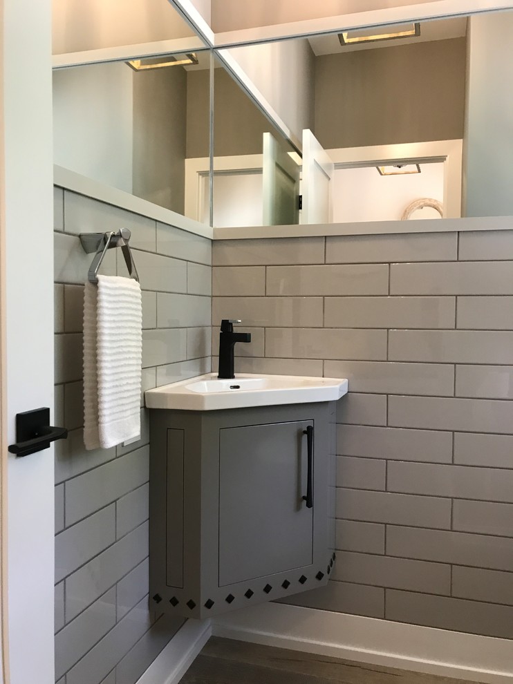 Идея дизайна: маленький туалет в стиле лофт с плоскими фасадами, серыми фасадами, серой плиткой, керамической плиткой, серыми стенами, светлым паркетным полом, монолитной раковиной и бежевым полом для на участке и в саду