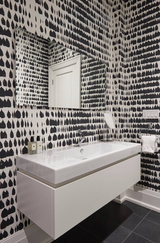 Immagine di un bagno di servizio design di medie dimensioni con ante lisce, ante bianche, pareti multicolore, lavabo integrato, pavimento grigio e pavimento con piastrelle in ceramica