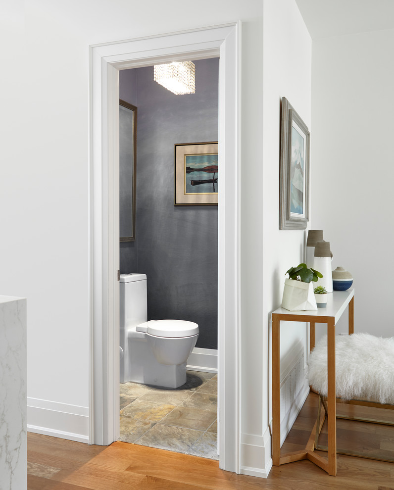 Idée de décoration pour un petit WC et toilettes minimaliste avec WC à poser, un mur bleu, un sol en ardoise et un lavabo suspendu.