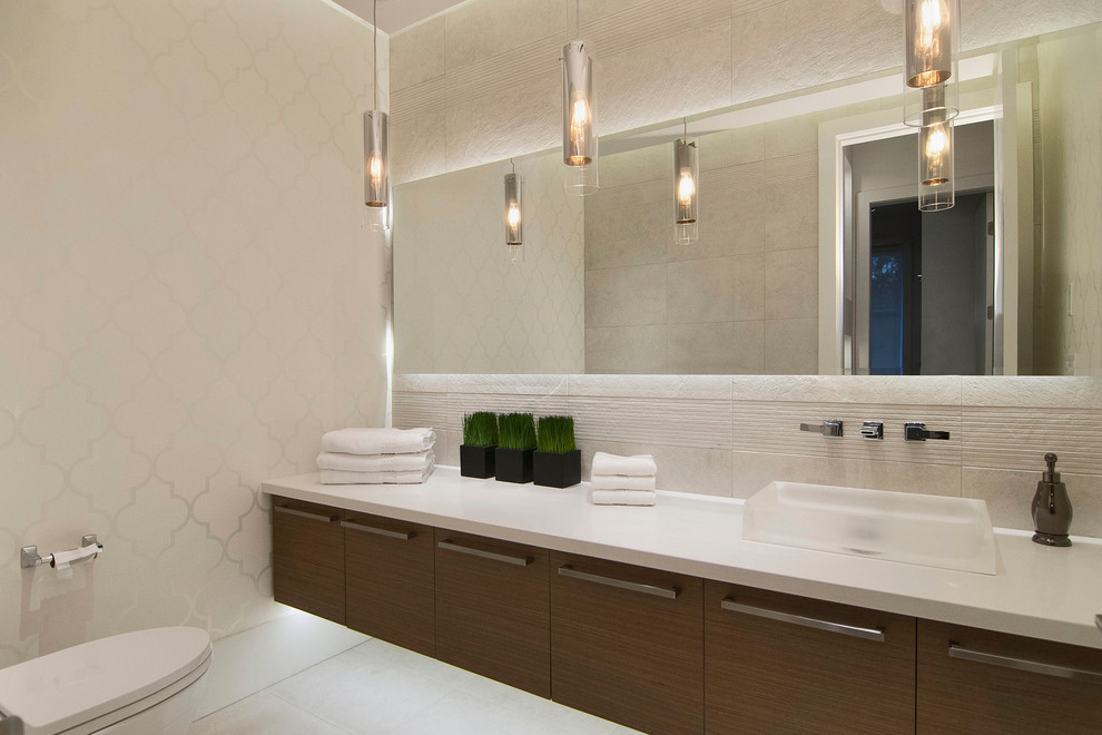 Стильный дизайн: туалет в современном стиле с плоскими фасадами, темными деревянными фасадами, белыми стенами, настольной раковиной и белым полом - последний тренд