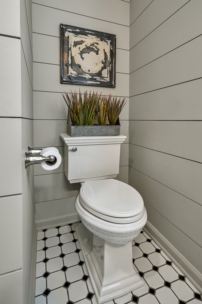 Kleine Landhausstil Gästetoilette mit Wandtoilette mit Spülkasten, grauer Wandfarbe und Holzdielenwänden in Chicago