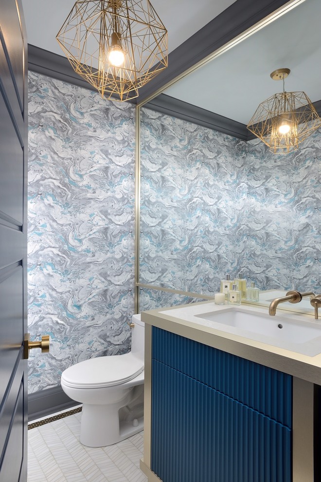 Klassische Gästetoilette mit verzierten Schränken, blauen Schränken, Toilette mit Aufsatzspülkasten, bunten Wänden, Unterbauwaschbecken, buntem Boden und bunter Waschtischplatte in Toronto