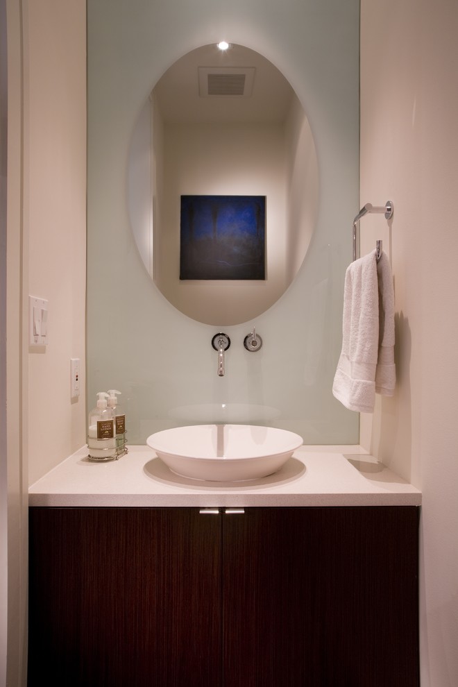 Imagen de aseo minimalista con lavabo sobreencimera y encimeras blancas