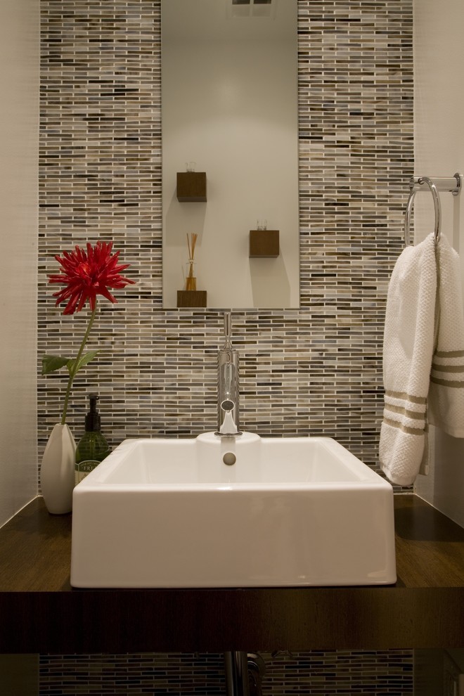 Foto di un bagno di servizio design con lavabo a bacinella